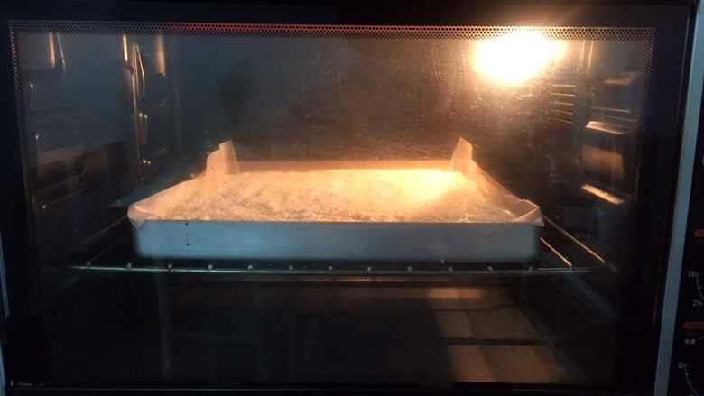 椰蓉蛋糕,放进预热好的烤箱,上火90度,下火120度,中层30分钟
