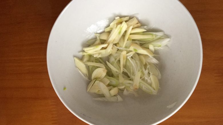 酸辣土豆丝,葱姜蒜切丝。