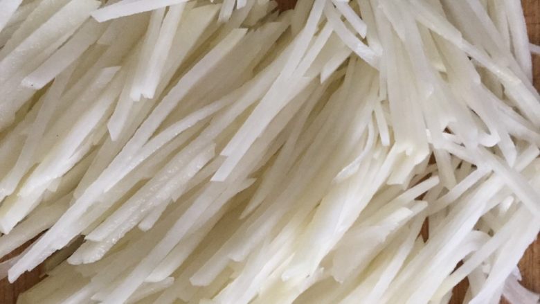 酸辣土豆丝,土豆切丝。