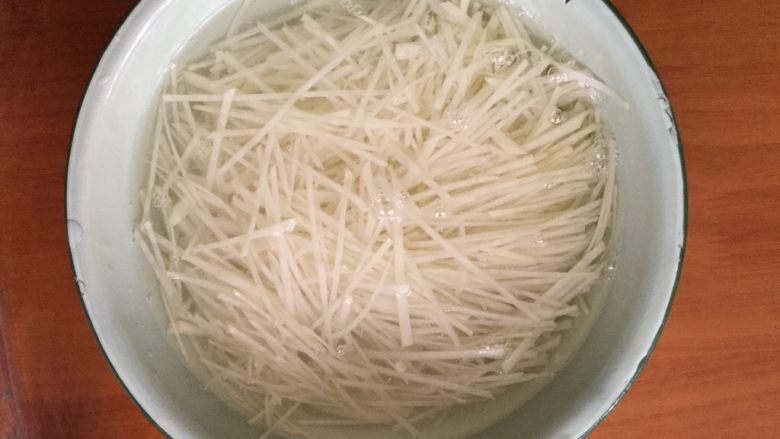 酸辣土豆丝,泡入水中。
