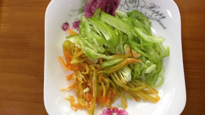 酸辣土豆丝,红绿辣椒切丝备用。