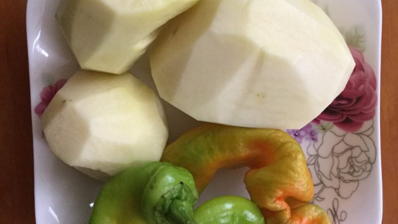 酸辣土豆丝,<a style='color:red;display:inline-block;' href='/shicai/ 23'>土豆</a>去皮洗干净，辣椒洗干净。