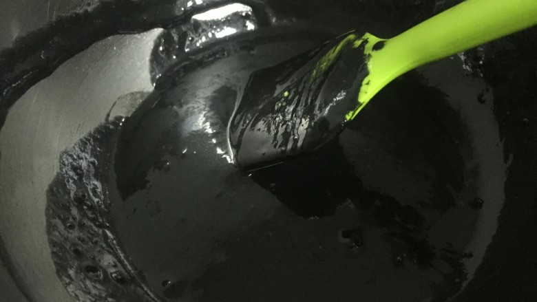 奥利奥竹炭卷,用刮刀混合碾压均匀,翻拌至无干粉即可,不可过度搅拌,防止面糊起筋,混合好的面糊静置一旁备用。