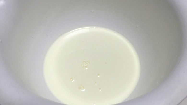 奥利奥竹炭卷,称取冷藏过的淡奶油,加入夹馅用的细砂糖,用电动打蛋器打至八分发。