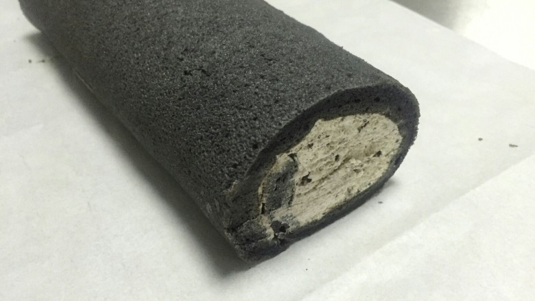 奥利奥竹炭卷,卷好蛋糕卷,冷藏一小时定型。