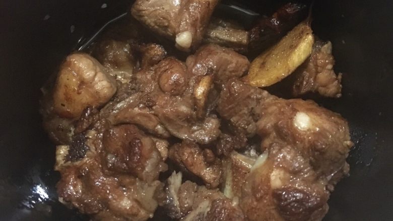 红酒炖排骨,炒匀、让排骨上色烧开、此时已经香味四溢了(忘记拍图片咯嘻嘻)