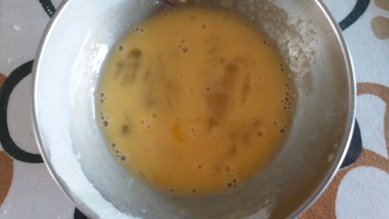 葡萄干花生酥(低糖低油版),鸡蛋打入碗中称重40g ,剩余部分留作表面装饰用
