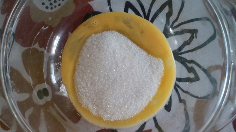葡萄干花生酥(低糖低油版),蛋液中加入细砂糖