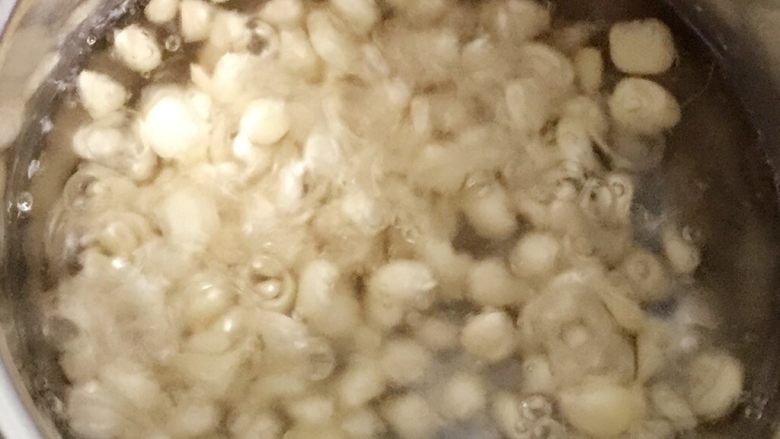 玉米苦瓜煎蛋饼,锅中倒入适量清水烧开,倒入洗净的玉米粒,煮至断生后捞出,沥干水分待用。