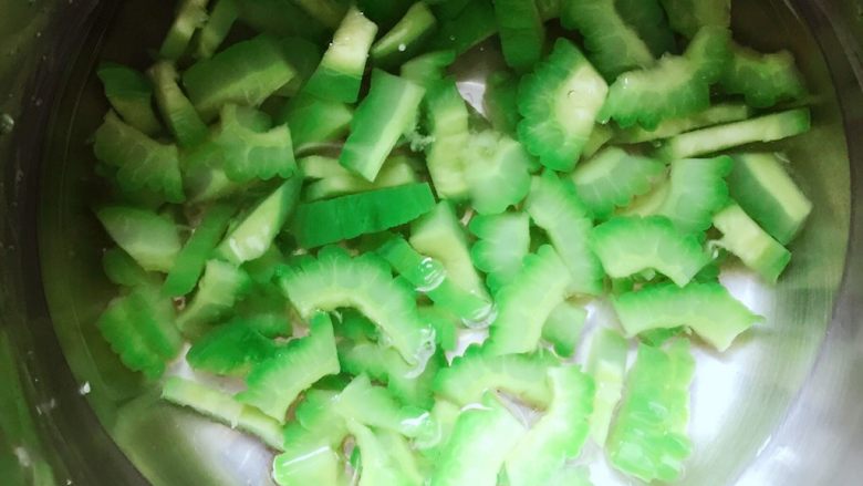 玉米苦瓜煎蛋饼,放入沸水锅中焯至断生,捞出沥干水分待用。