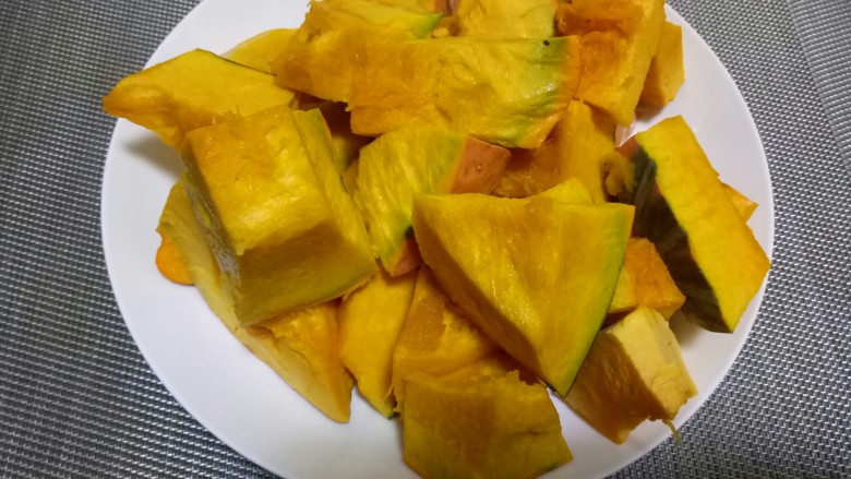 东北名菜#南瓜炖土豆#,切成小块。南瓜特别脆,切起来特别容易。