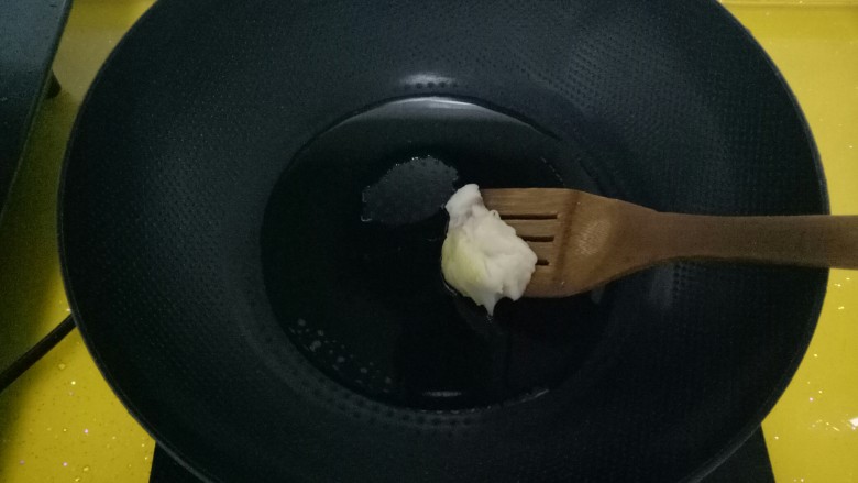 东北名菜#南瓜炖土豆#,锅里放适量豆油,在放入荤油。