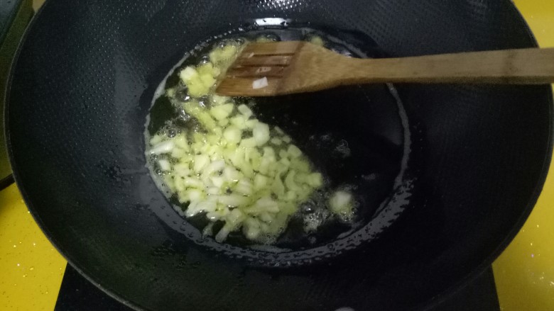 东北名菜#南瓜炖土豆#,油温升到7分时,放入切好的葱花。不断翻炒。