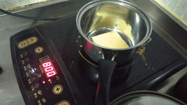 家有烤箱蛋黄肉松奶酪包,小火加热黄油,不是隔水融化,是直接在火上融化,要不停的搅拌,油翻滚的太厉害,或者油稍有变色要赶紧离火,搅拌一会把块状全部融化为液体后再加热,加热至沸腾即可。
