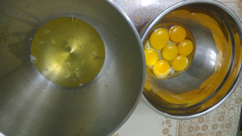 家有烤箱蛋黄肉松奶酪包,准备两个搅拌盆,要求无水无油,蛋白搅拌盆还可以用白醋涮一下。7个<a style='color:red;display:inline-block;' href='/shicai/ 9'>鸡蛋</a>,5个蛋黄蛋白分离,2个打入蛋黄盆里。蛋白盆就哪凉快哪呆着去吧!