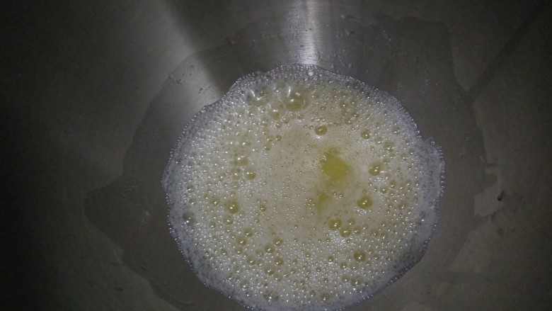 家有烤箱蛋黄肉松奶酪包,开启搅拌,我一直都用厨师机六档,搅拌至大泡泡状加1/3的糖。