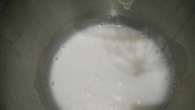 家有烤箱蛋黄肉松奶酪包,搅拌至细腻的泡泡状态加入剩下1/3的糖,继续搅拌。
