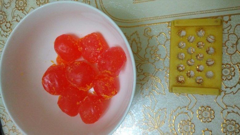 家有烤箱蛋黄肉松奶酪包,从冷藏拿出<a style='color:red;display:inline-block;' href='/shicai/ 48598'>奶油奶酪</a>,提前室温软化,蛋黄用磨姜末的工具磨成粉末。