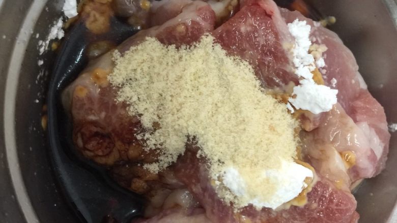 肉片炒莲藕,加入所有腌制用料,搅拌均匀腌制半小时以上