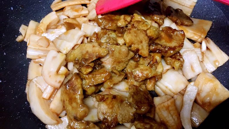 肉片炒莲藕,转小火,放入肉片翻炒均匀,盖锅盖焖2分钟即可