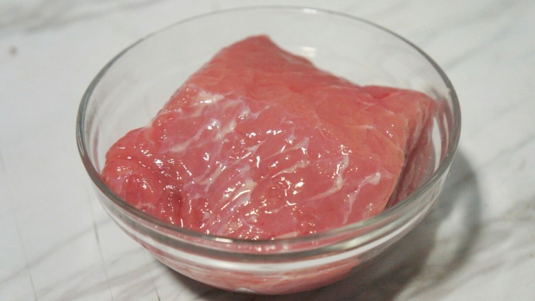 饭扫光——水煮肉片,准备一块<a style='color:red;display:inline-block;' href='/shicai/ 11224'>猪里脊</a>,洗净。