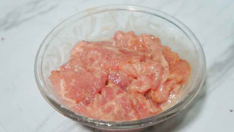 饭扫光——水煮肉片,将猪肉片拌匀,腌制备用。