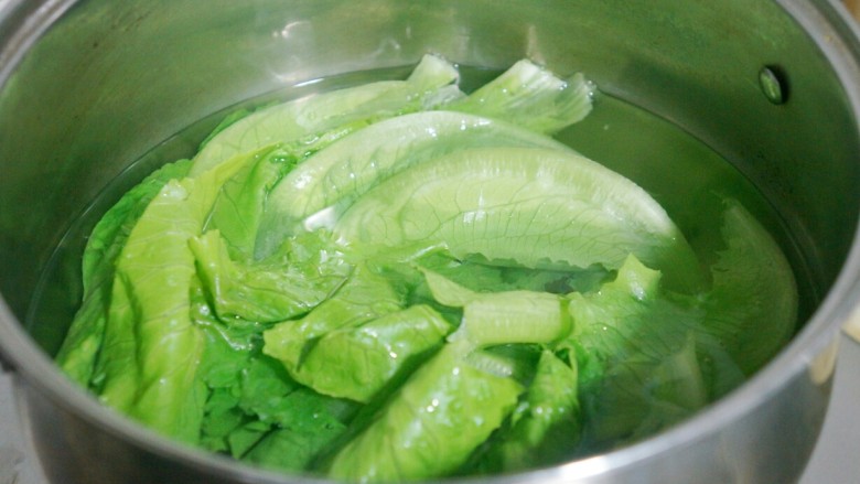 饭扫光——水煮肉片,煮锅中加入适量清水煮开,放入生菜焯水。