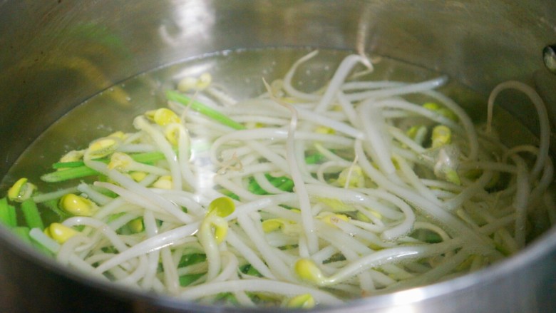 饭扫光——水煮肉片,煮过生菜的水可以继续煮豆芽和香芹,豆芽要多煮一会。