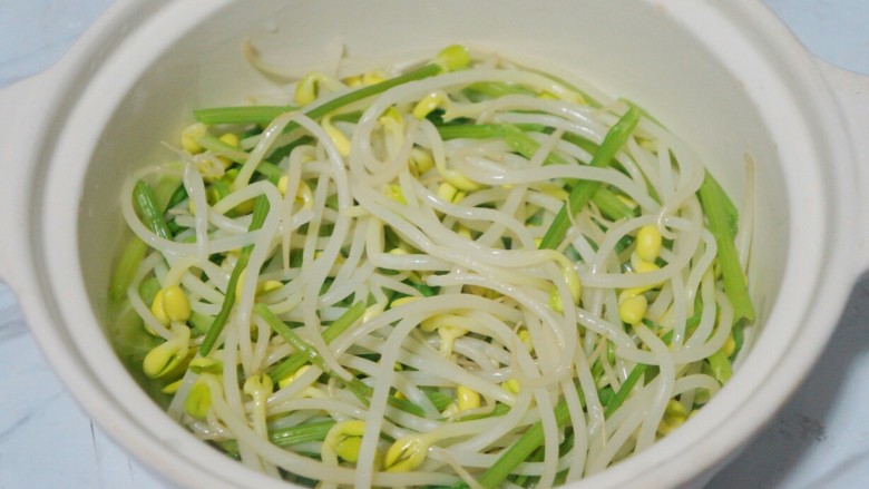 饭扫光——水煮肉片,将煮熟的豆芽和香芹捞出沥水,铺在生菜上。