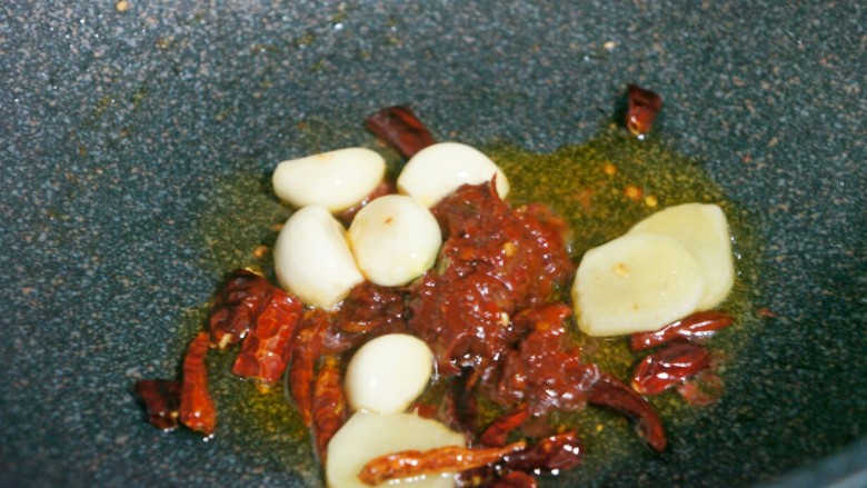 饭扫光——水煮肉片,锅中加入少量油,烧热后放入大蒜、姜片、两勺<a style='color:red;display:inline-block;' href='/shicai/ 705'>豆瓣酱</a>翻炒出香味。