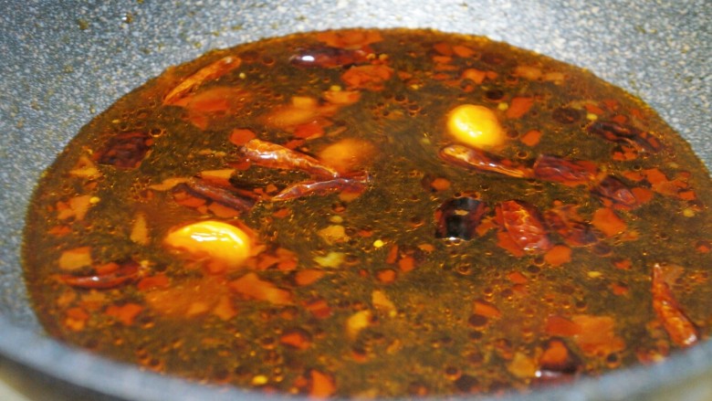 饭扫光——水煮肉片,加入适量生抽、盐、<a style='color:red;display:inline-block;' href='/shicai/ 762'>老抽</a>、两碗清水,煮开。
