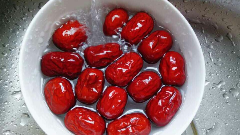 雪梨银耳莲子羹,<a style='color:red;display:inline-block;' href='/shicai/ 2470'>红枣</a>洗干净,冷水泡10分钟。