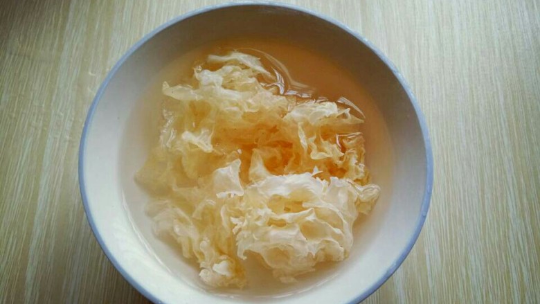 雪梨银耳莲子羹,<a style='color:red;display:inline-block;' href='/shicai/ 120207'>干银耳</a>,冷水冲洗干净后泡发。