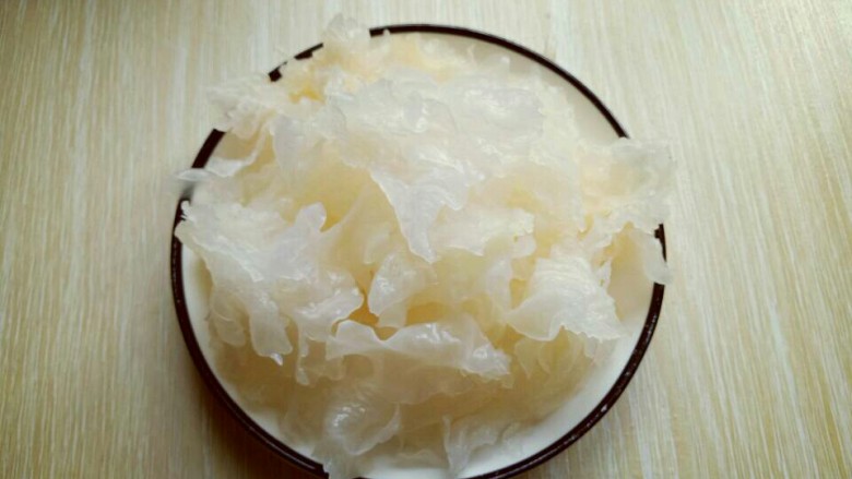 雪梨银耳莲子羹,泡发的银耳去根,撕成小块。