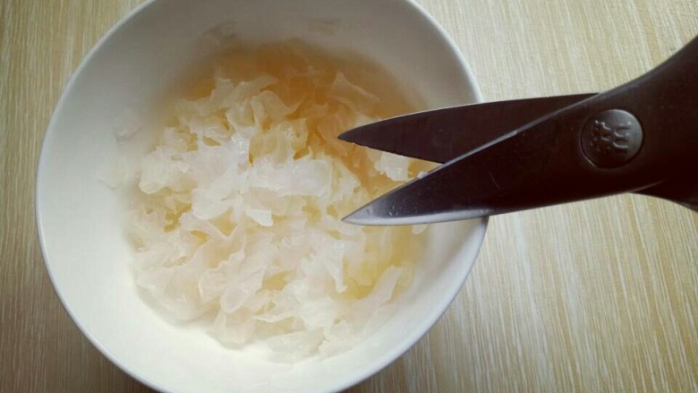 雪梨银耳莲子羹,再用食品剪刀剪小块。(也可以不剪,根据个人喜欢)