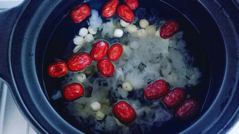 雪梨银耳莲子羹,大火烧开,转小火慢煮35分钟。