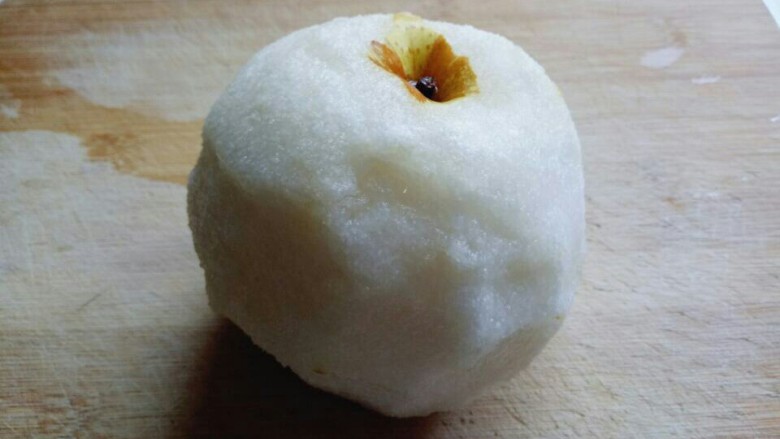雪梨银耳莲子羹,梨去皮,不要太早去皮,避免氧化。