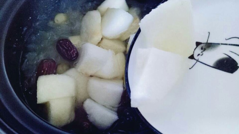 雪梨银耳莲子羹,把切好的雪梨倒入砂锅中,继续煮10分钟即可。