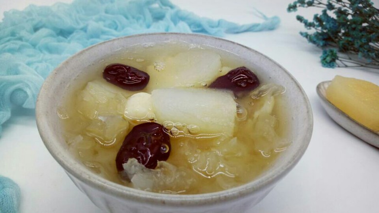 雪梨银耳莲子羹,近看,美容养颜,润肺。