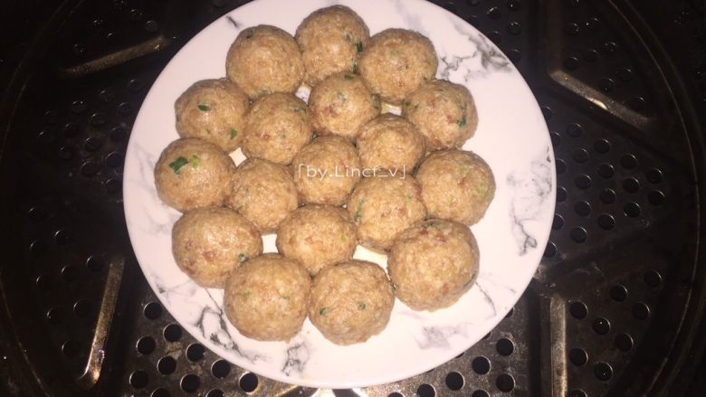 莲藕丸子,将所有丸子摆盘,冷水上锅大火蒸熟即可