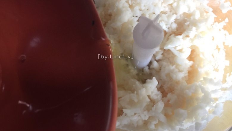 莲藕丸子,将莲藕丁放入料理机,加入蛋清搅打