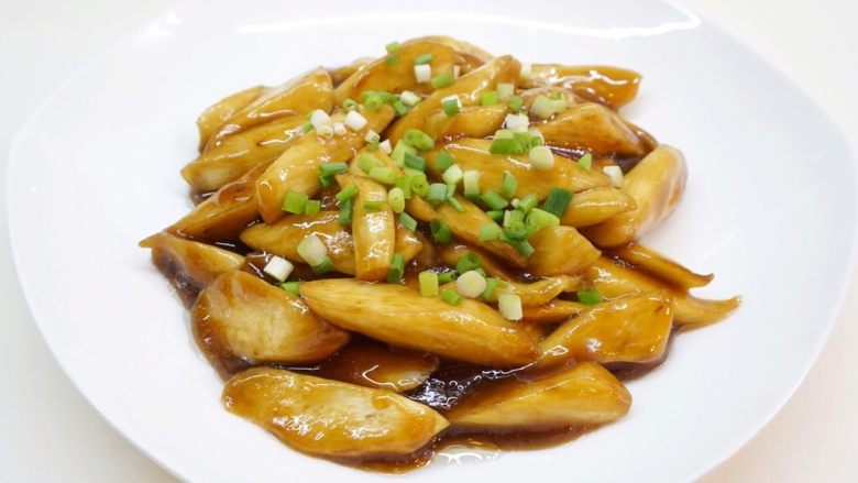 糖醋溜茭白,起锅装盘,撒葱花