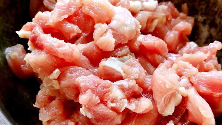 快速晚餐一道菜
杂蔬肉丁&拌蝴蝶意面,早起,将<a style='color:red;display:inline-block;' href='/shicai/ 212002'>猪后腿肉</a>洗净,切丁