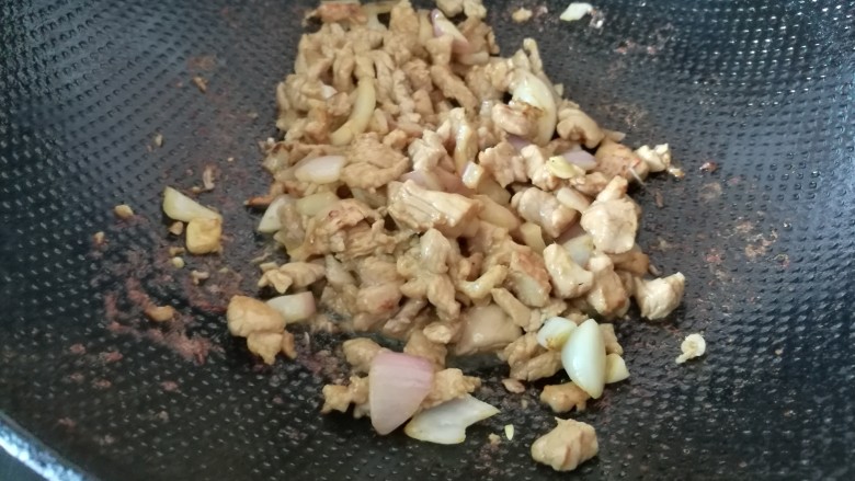 快速晚餐一道菜
杂蔬肉丁&拌蝴蝶意面,锅中热油,加入蒜末、洋葱爆香,加入早上腌制过的肉丁爆炒。