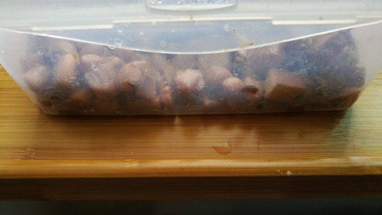 快速晚餐一道菜
杂蔬肉丁&拌蝴蝶意面,多做一些装入乐扣盒,第二天中午搭配米饭,健康营养午餐就顺便搞定啦。另起一锅烧将水烧开,加入蝴蝶意大利面、盐一勺、油5ml,水开后煮八分钟,捞出,过凉开水