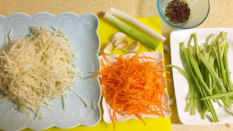 原创系列之@@藕丝拌西芹,Ok,开始啦!准备这些食材吧!
