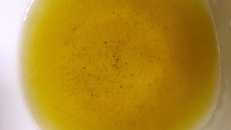 原创系列之@@藕丝拌西芹,花椒油就制作完成了。可以一次做多一点,下次凉拌其他食材就可以直接用了呢。