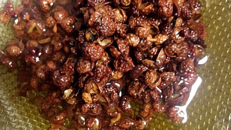 原创系列之@@藕丝拌西芹,然后用滤网把花椒过滤出去,不要了。