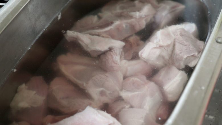 秋冬暖身-胡萝卜炖羊肉,1.先将羊肉用温水清洗干净,泡在温水中约1小时,泡出血水。