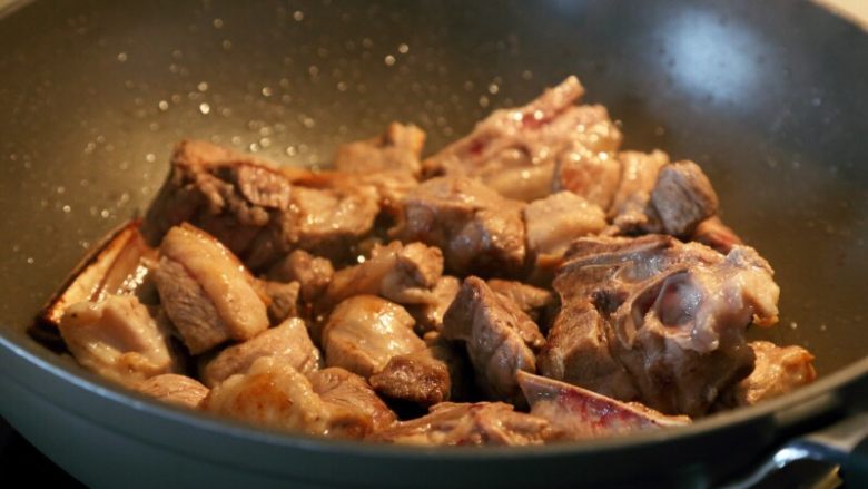 秋冬暖身-胡萝卜炖羊肉,6.锅里倒少量的油,烧大热后下羊肉块煎,一面煎黄,再翻面。
注:一定是用大火,这样可以锁住内部水分;还有不要勤翻动,否则就变成煮了。